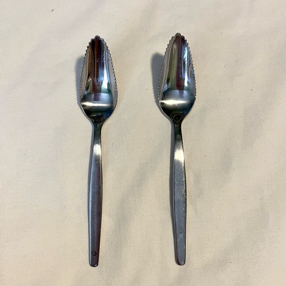*EUC* (2) VINTAGE Grapefruit Spoons - Rowoco Stainless Korea - Serrated Teeth